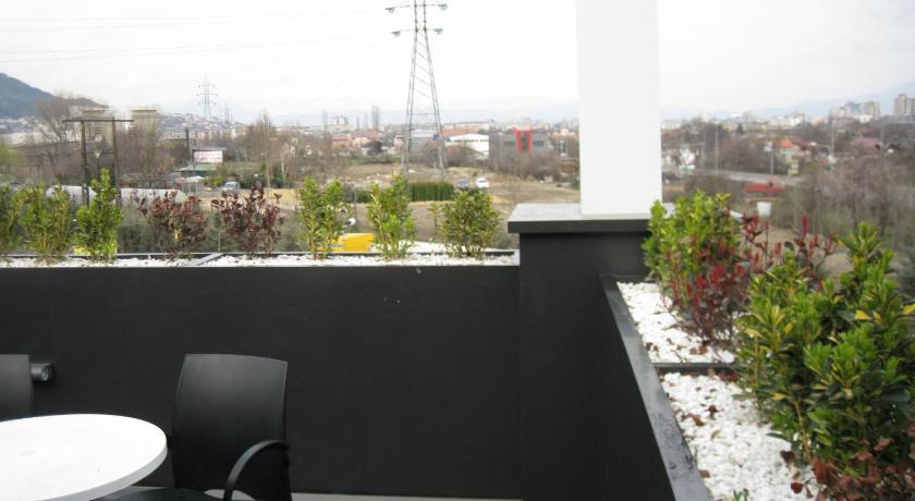 Domus Aparthotel Скопье Экстерьер фото